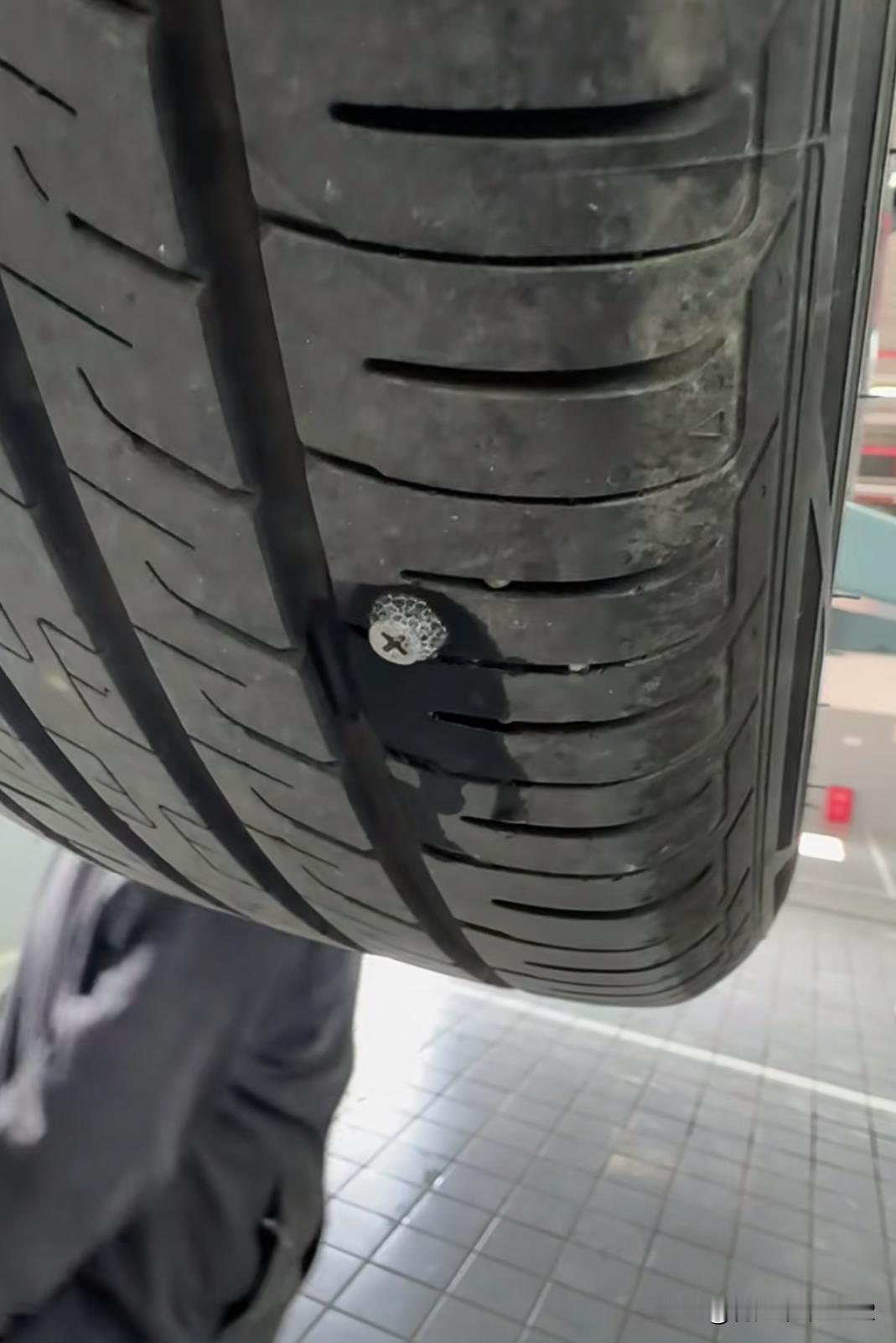 真的不难不让人怀疑！这两天车胎有点漏气，上班路过4s店。让他们看了一下，说是扎