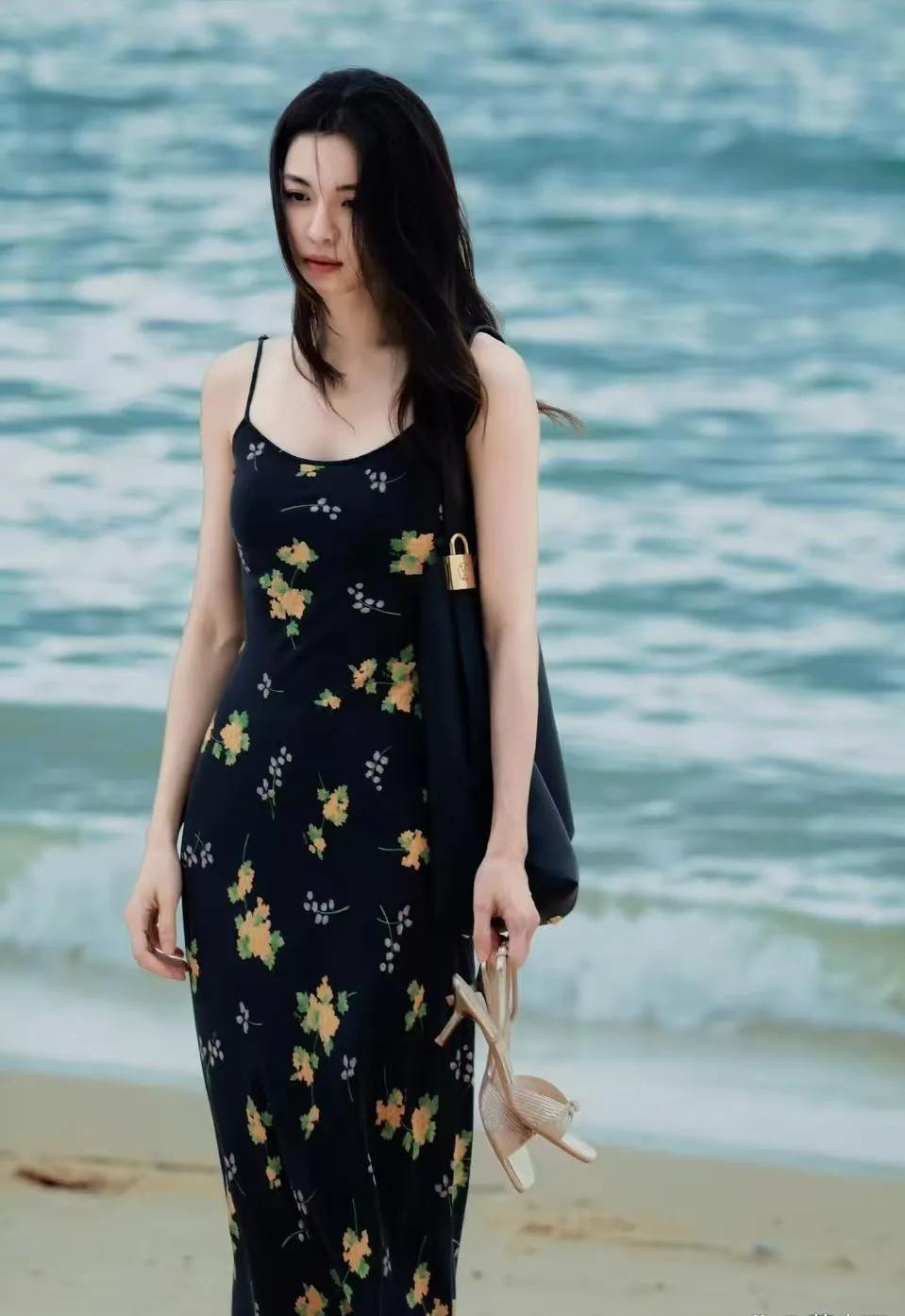 救命！钟楚曦这海边穿搭也太绝了吧！黑底碎花吊带裙，又纯又欲，还自带清冷氛围感，