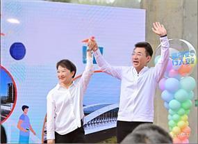 卢秀燕当众拉起江启臣的手，高高举起，闪光灯瞬间闪成一片白昼，她盯着他说现在轮到你