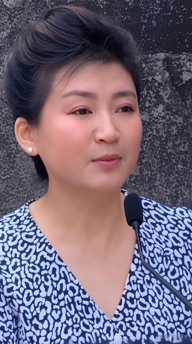 王小丫不愧是大家心中的女神，五十八岁了，还是那么的美。
