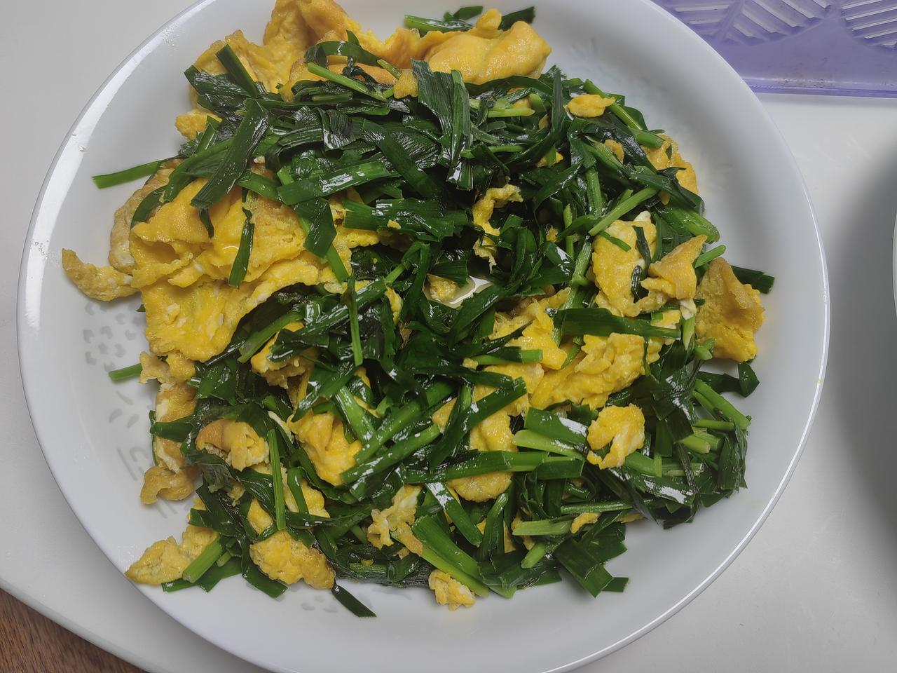 今日份午餐。韭菜炒鸡蛋，素炒小青菜，剩菜笋蛋回锅，白煨猪蹄。​雨天正是偷懒天。
