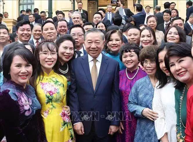 苏林这回算是把目光投向企业家和工商界群体了。关注越南的人都清楚，苏林出身越南