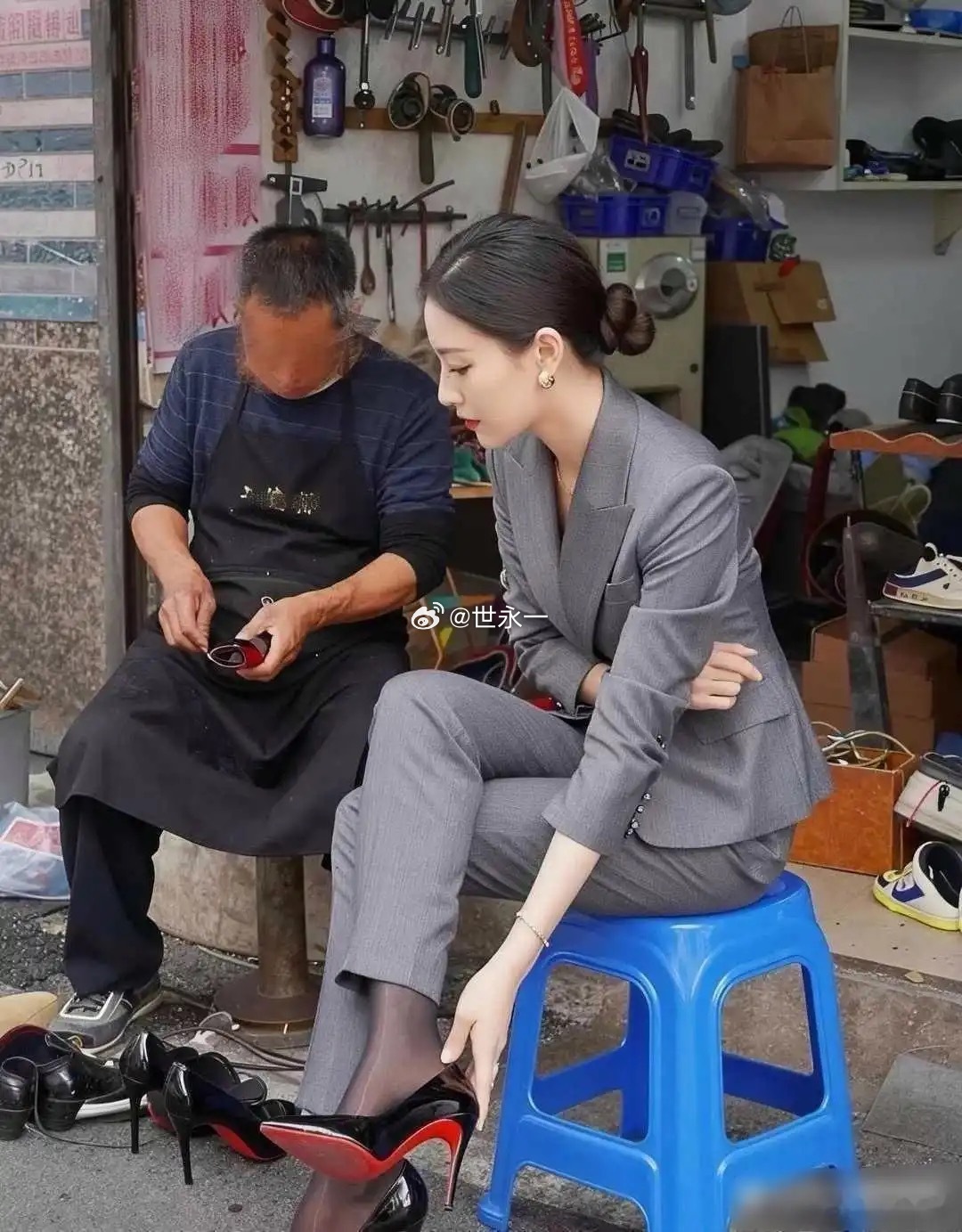 这一看就是摆拍啊，红底高跟鞋都没磨损…