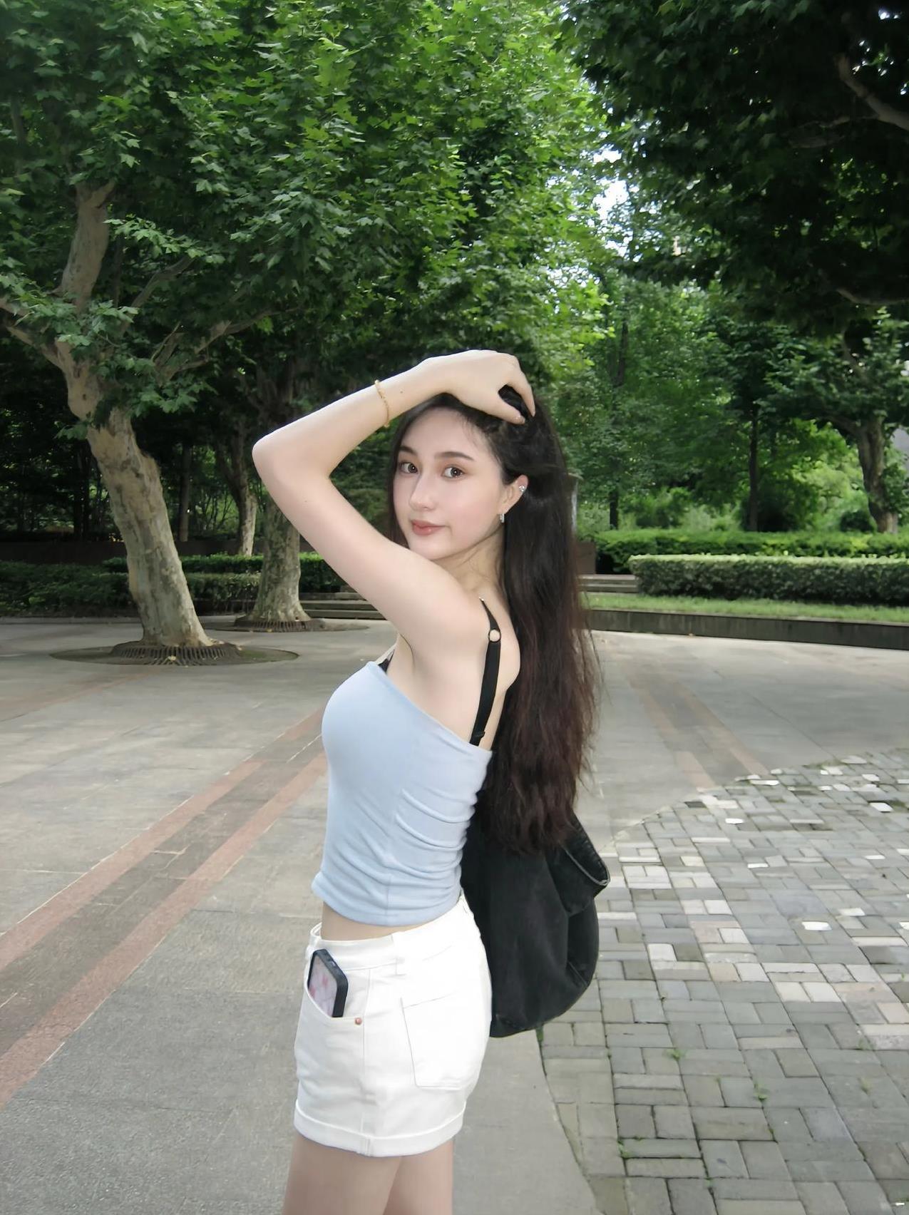 夏日清新穿搭，绿意盎然公园里，少女甜美微笑