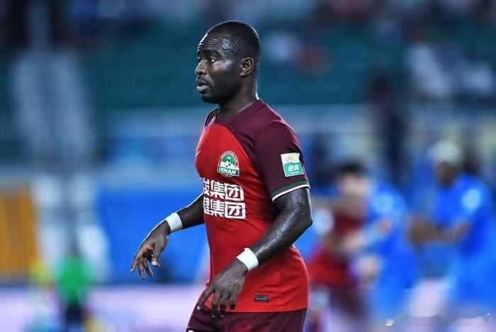 大连英博这操作，说实话，我有点看不懂。签下32岁的阿奇姆彭，是想开中甲养老院吗？