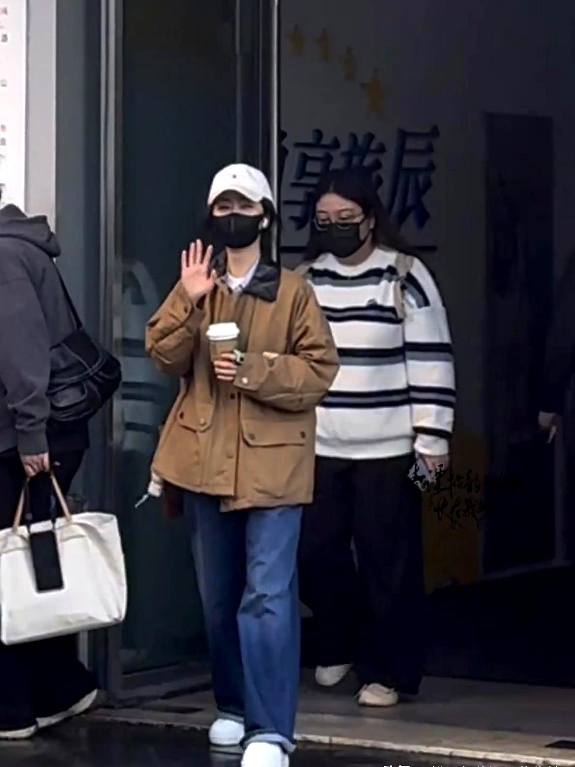 最新路透图！谭松韵在长沙顺利完成《你好星期六》节目录制。节目录制结束，她