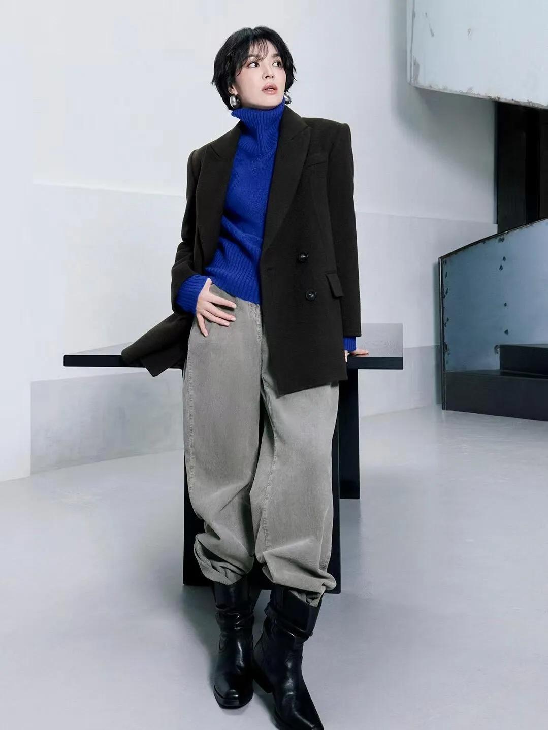 宋慧乔短发+“深灰+宝蓝”，43岁这穿搭太会了剪了齐耳短发的宋慧乔，新造型