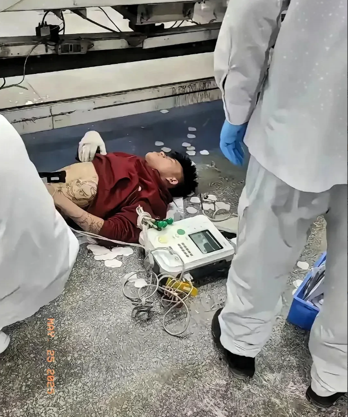 小伙子纹身纹满“凶神恶煞”，扛不住直接倒下了，一个年轻小伙子在电器厂上夜班，他扛