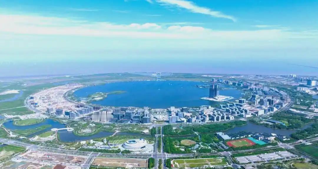 想成为深圳那样的海滨城市，“滴水湖”所在新城估计让上海人失望了。上海人对“海”