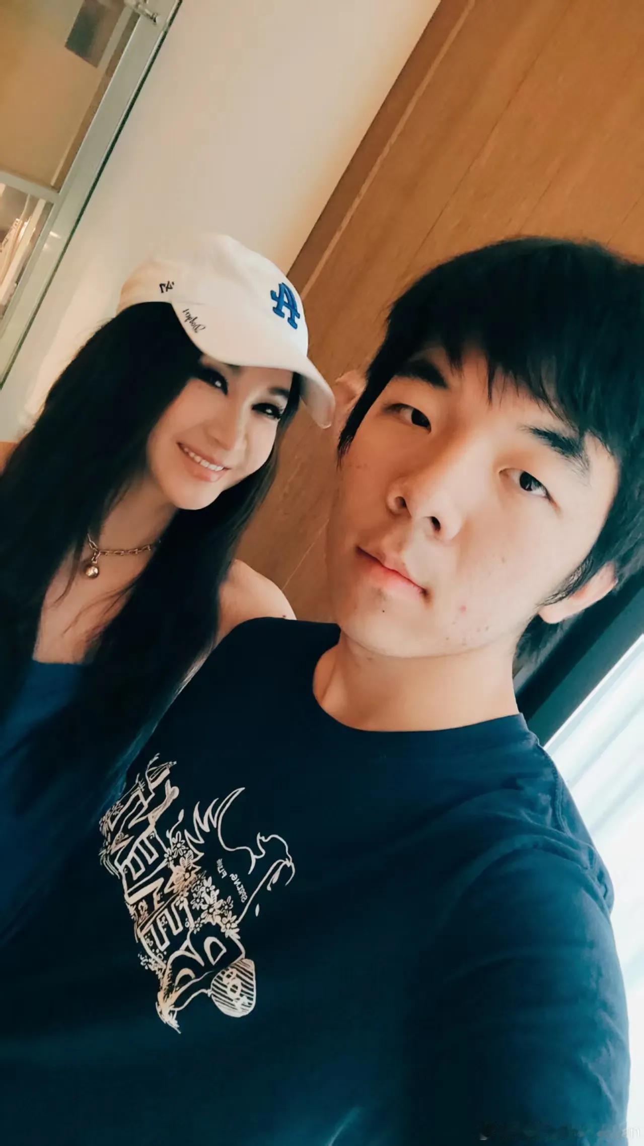 他是温碧霞的儿子。不是亲生的，是10个月的时候被温碧霞领养的。当时小孩儿体弱