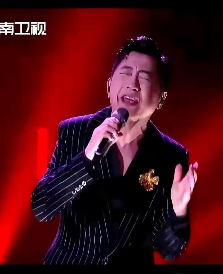 镜头死死怼着庾澄庆的脸，空气都快凝固了。64岁的乐坛大哥大，首轮就被刷下，他