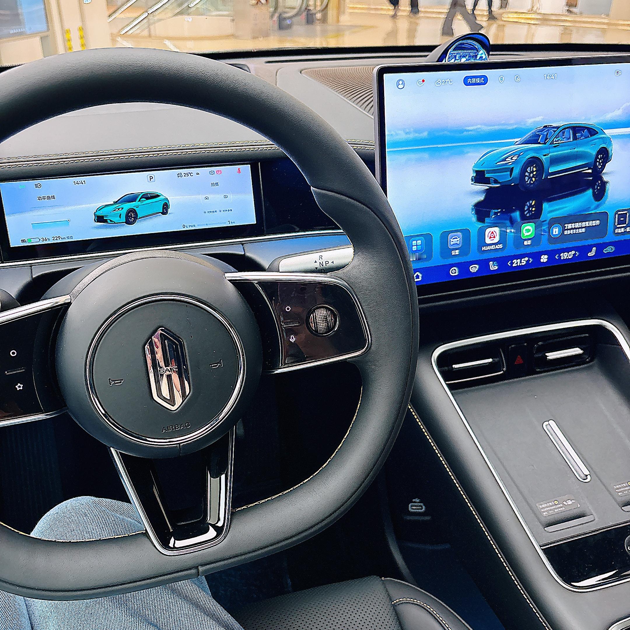 逛商场遇到了，尚界Z7好火不停有人来看来试驾