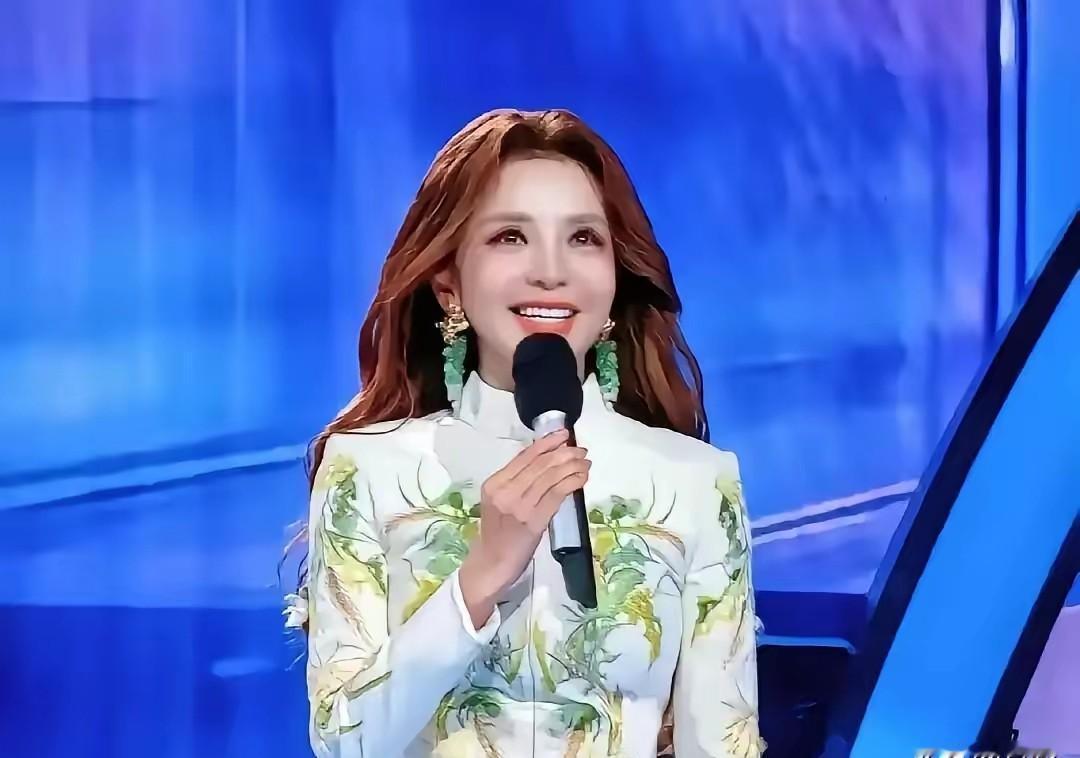 同样是抬头，有人看到了专业，有人却只看到了“不专业”。央视镜头下，朱迅抬头7次