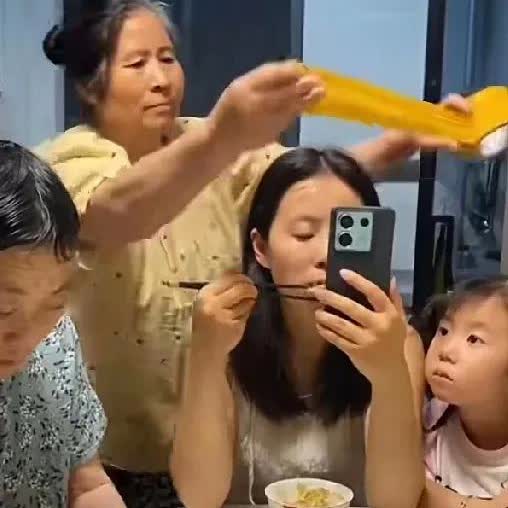 饭桌上看手机，这个不公正待遇，简单粗暴，是亲妈。这是亲妈无疑，不容置疑。若是