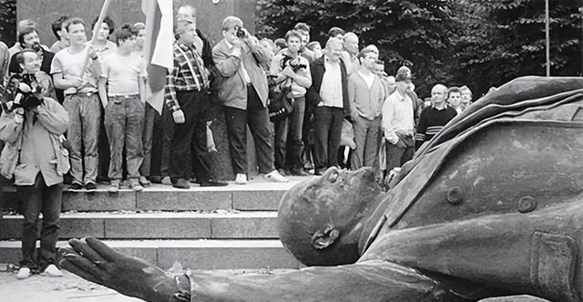 苏军为什么没有被德军耗尽人力？这样说吧，苏联其实是和德国一起死的，只是苏联比德国