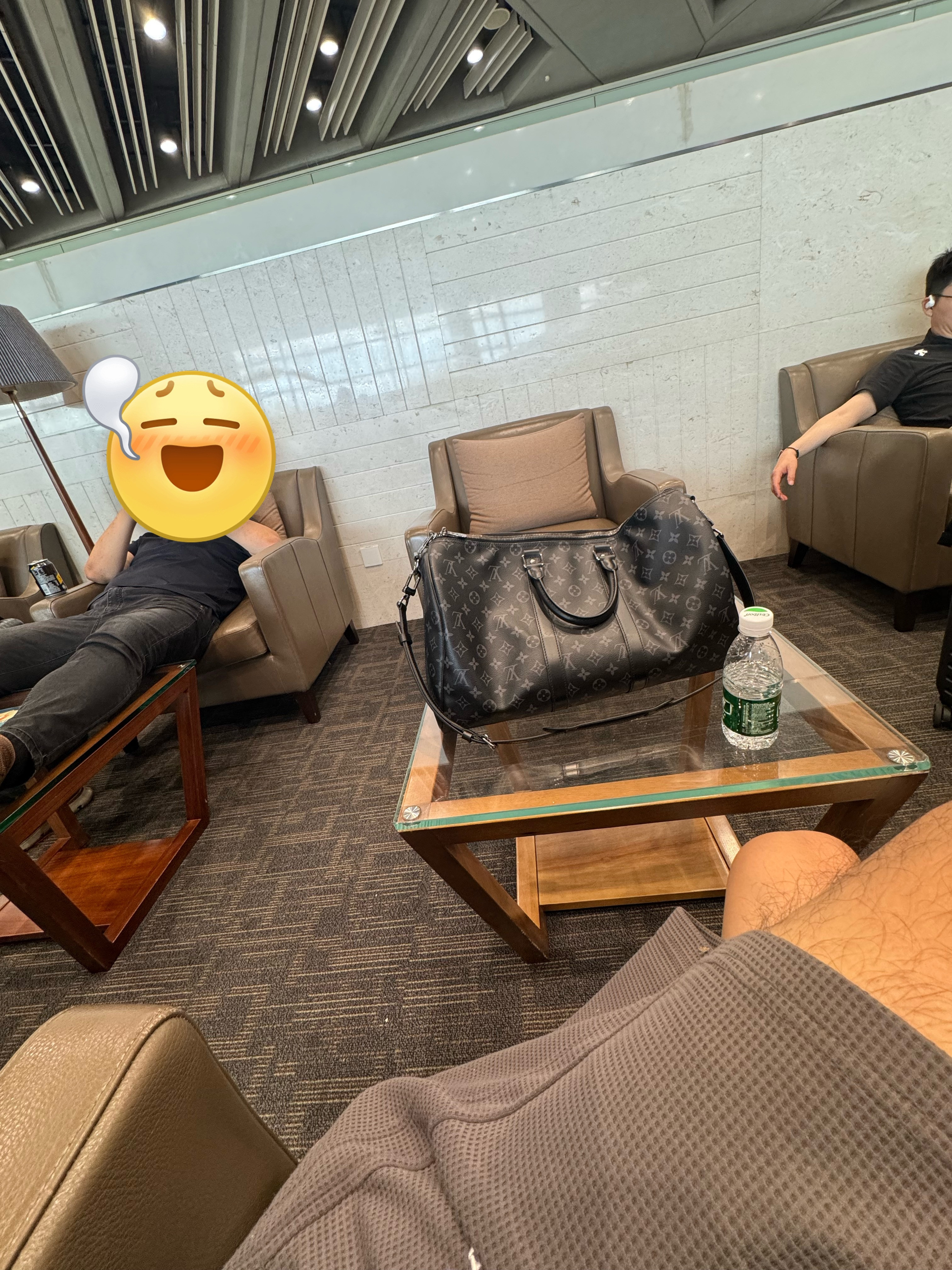头等舱大佬就是不一样腿都是支棱在桌子上的[666]​​​