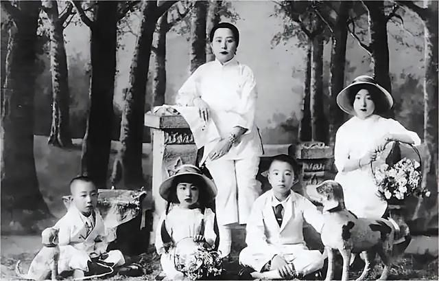 1924年，8岁的张学思在学校被老师打了十下手板，张学思哇哇大哭:“我爸是张作霖