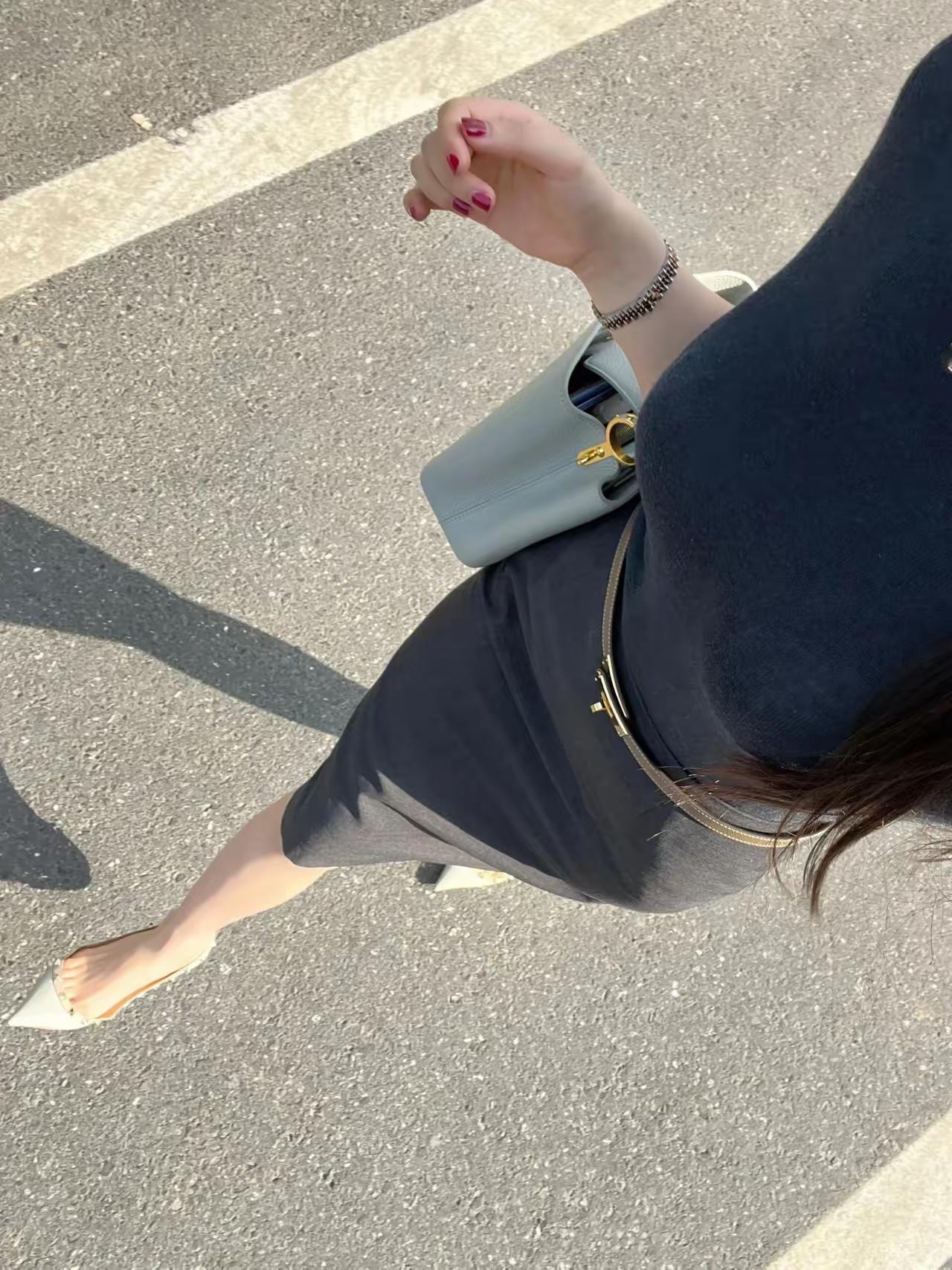 熟女的高级感穿搭，简约经典是王道。比如一套修身的黑色西装套装，能凸显成熟干练。