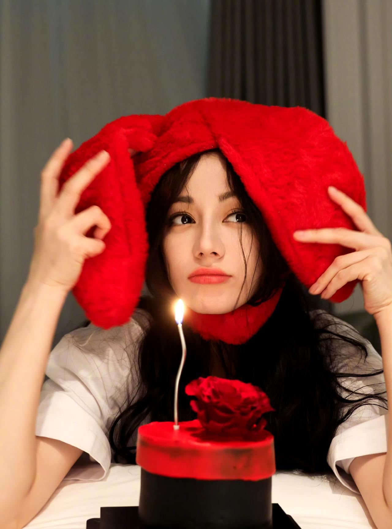迪丽热巴生日蛋糕有点小，她好喜欢这种稀奇古怪的帽子，这次是红色的兔耳朵，之前还