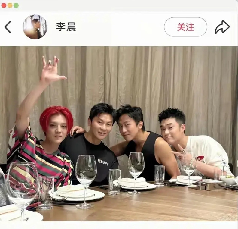 李晨尴尬的都快要脚趾抠地了。他也没想到事情会发展成为这样。鹿晗演唱会，他