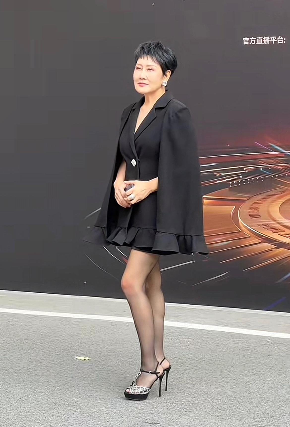 代言足力健老人鞋的张凯丽穿上了恨天高，露大长腿，穿黑丝、超短，这是走的成熟女性魅