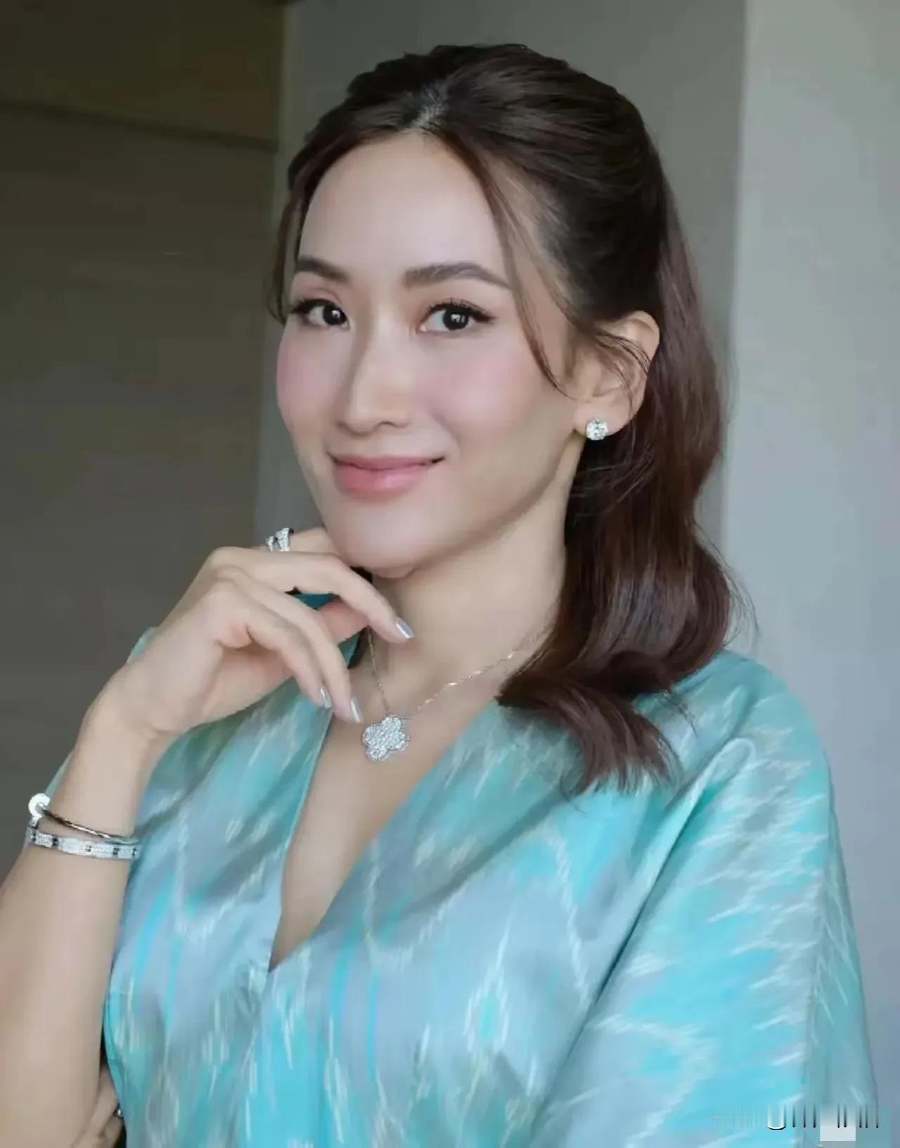洪森作为一国首脑，泄露他和佩通坦的通话录音，这是很不道德的。两国元首级