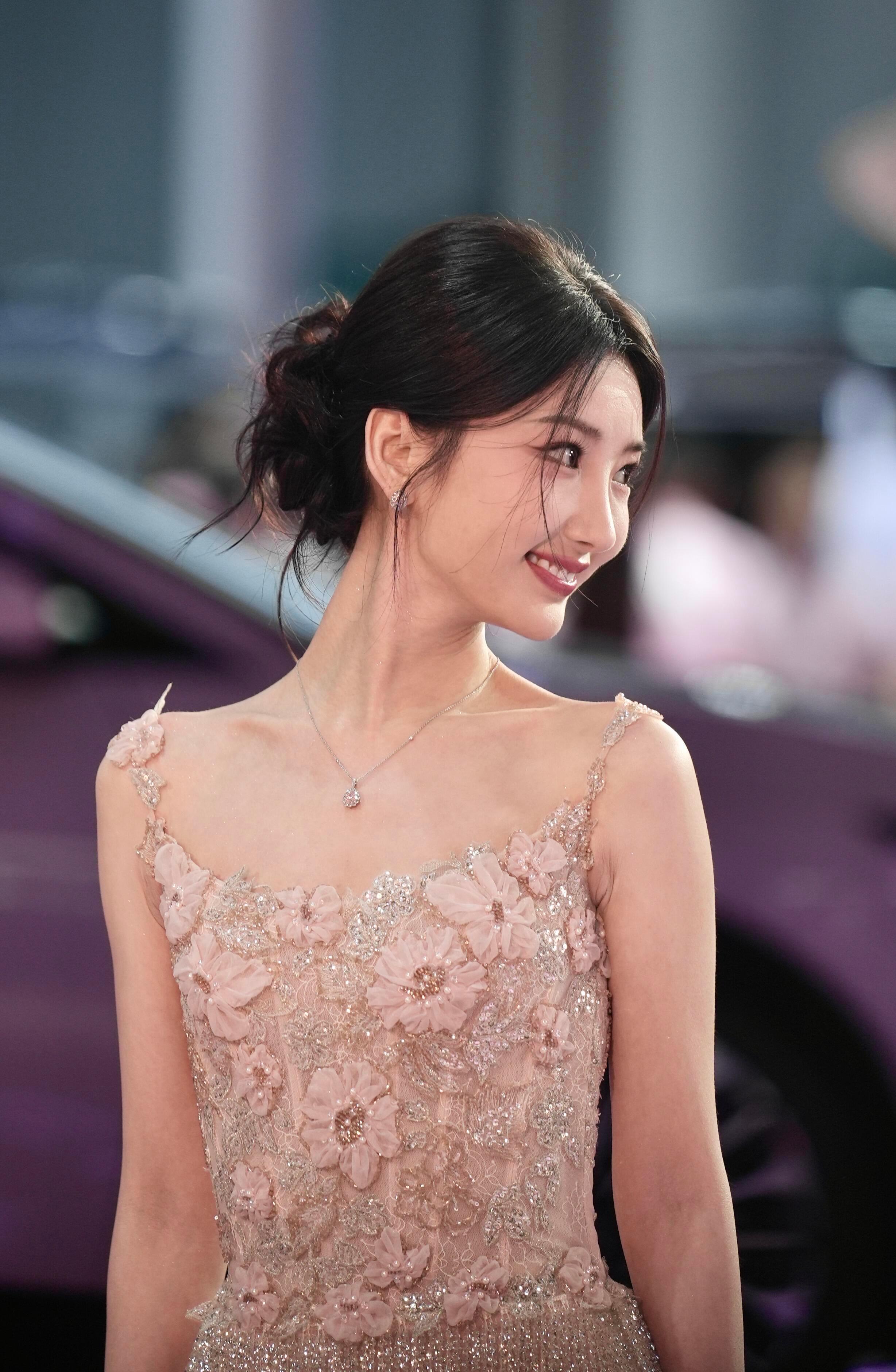 成都车展偶遇毛晓彤现场看，美到窒息，内娱“氛围美人天花板”。​​​