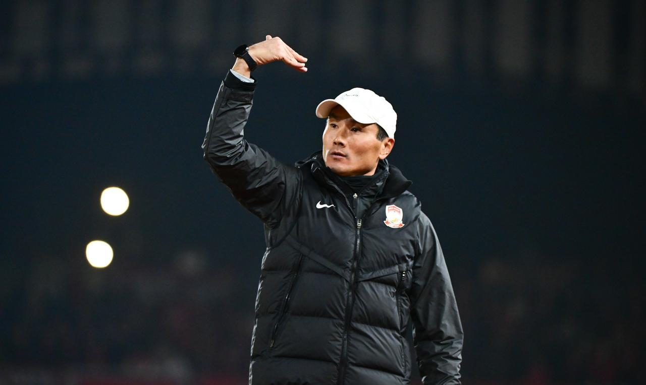 中国足协选择本土教练邵佳一的根本原因曝光，就是图便宜。邵佳一顶薪是100万人民币