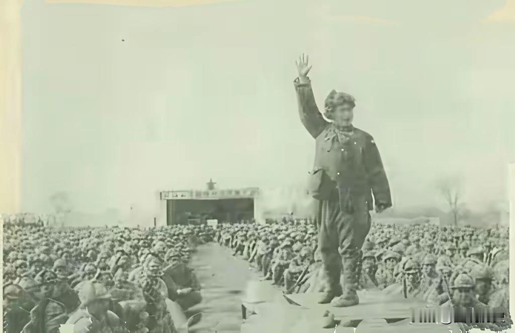 这张珍贵老照片拍摄于1948年，一位年仅38岁的我党高级将领，在平津战役前夕，做