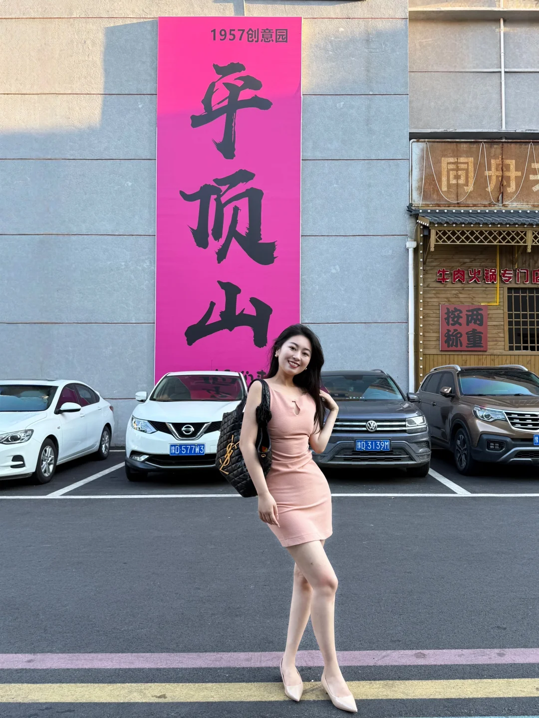 想要把显腰臀的小裙子焊在身上