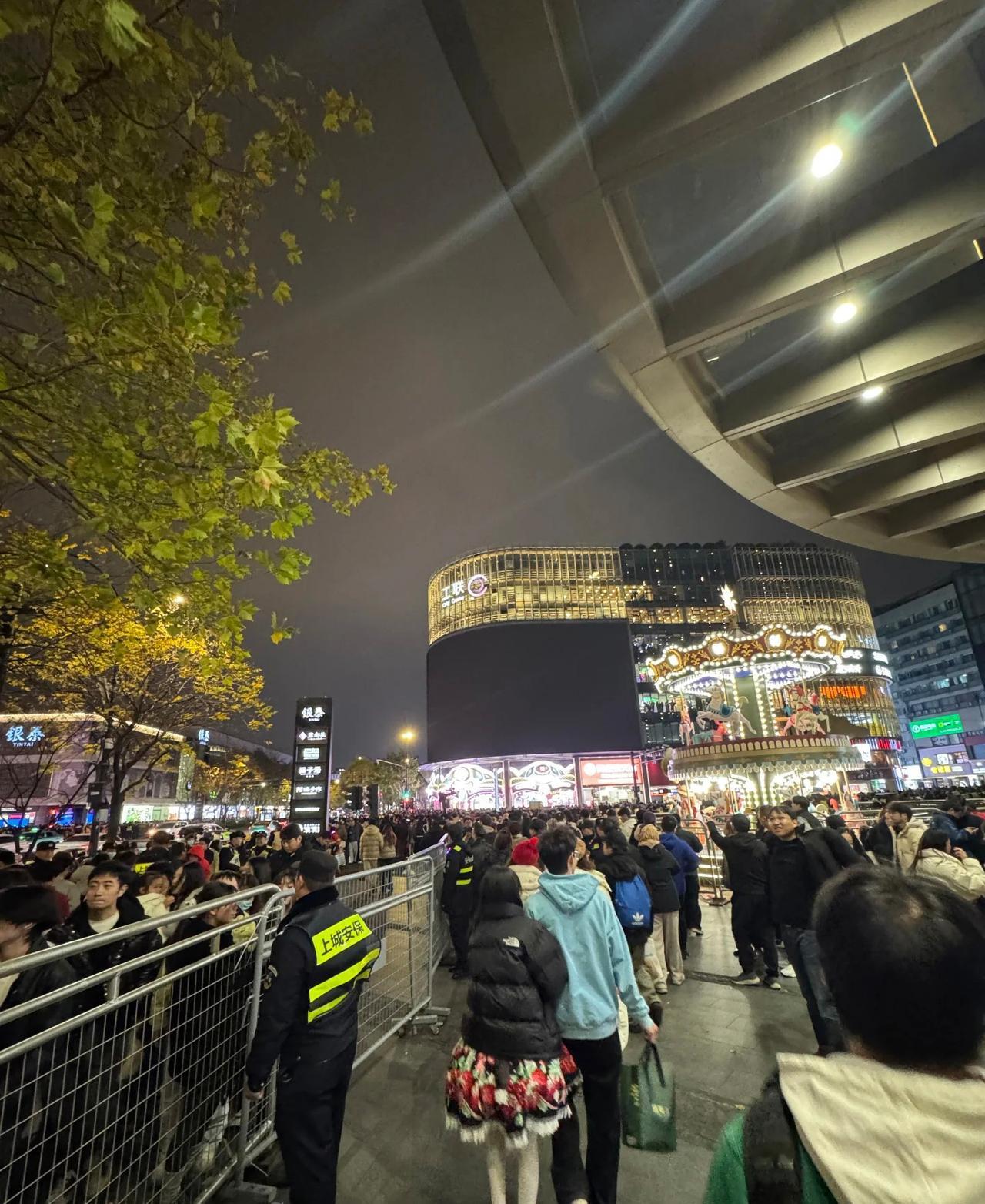 今日杭州湖滨商圈，大屏幕都被关了，但还是挡不住俊男靓女在这里相约一起跨年！！！