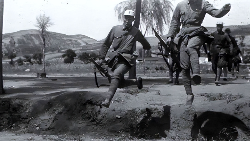 1941年的一天早晨，八路军386旅的一位炊事员像往常一样去河边挑水。他一路