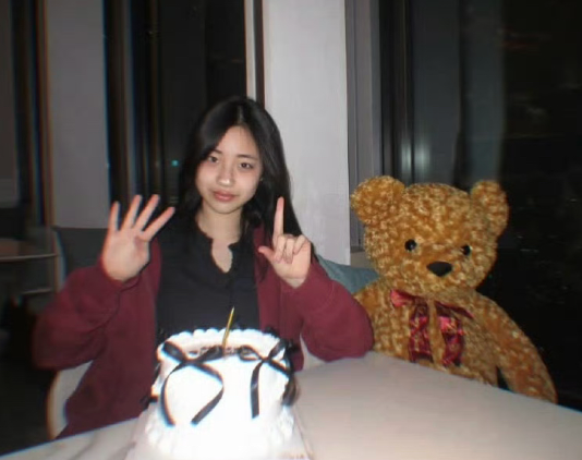 小S为许老三庆祝生日她很疼小女儿，把她当成小时候的自己。许老三迎来了自己14