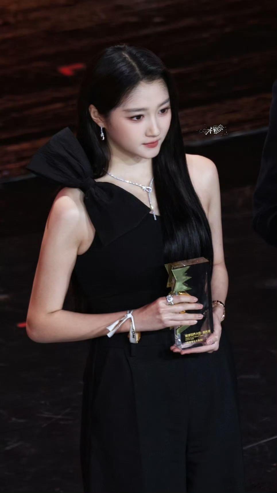 关晓彤又美出新高度了晓彤完美演绎“美得毫不费力”！两套look轻松驾驭不同风格