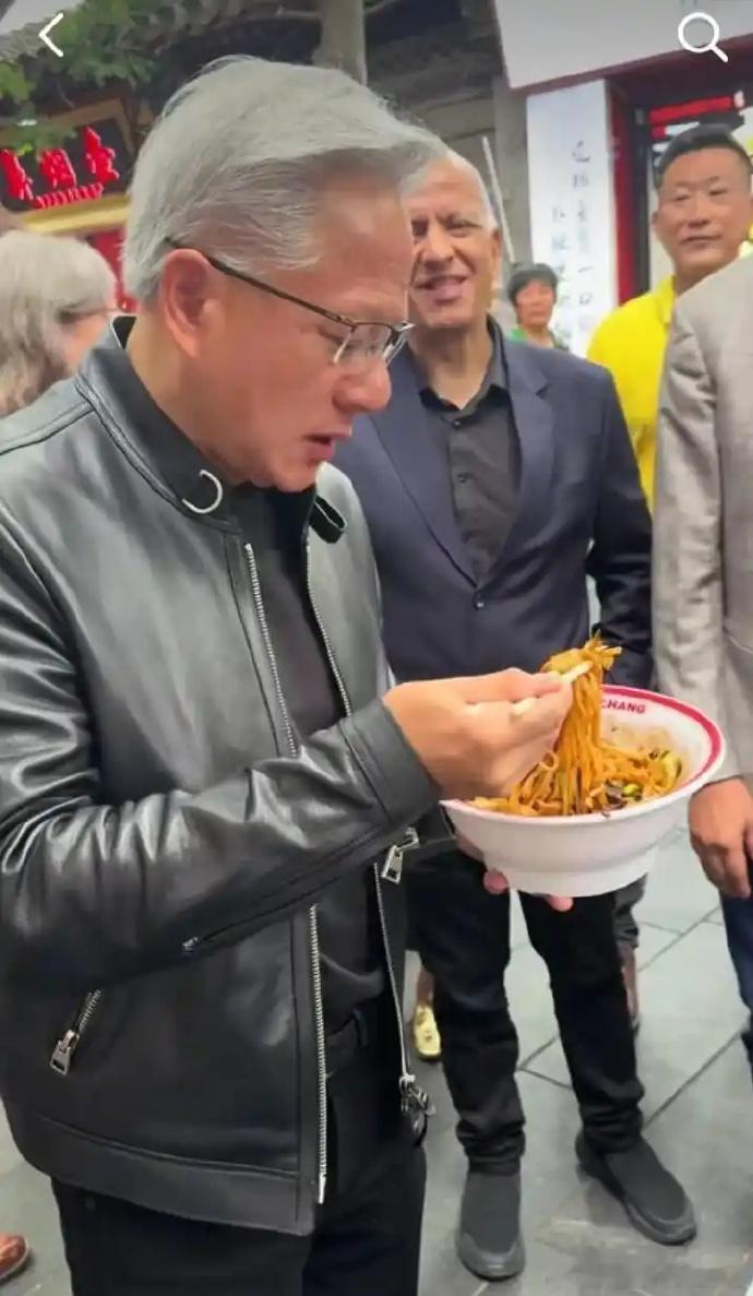 你以为雷军没事儿去街头吃面呢？他在模仿黄仁勋。仔细想想——他做手机的时候，模仿乔