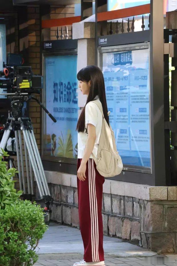 田曦薇只见她身穿白色上衣配红裤子，少女感十足。​​​