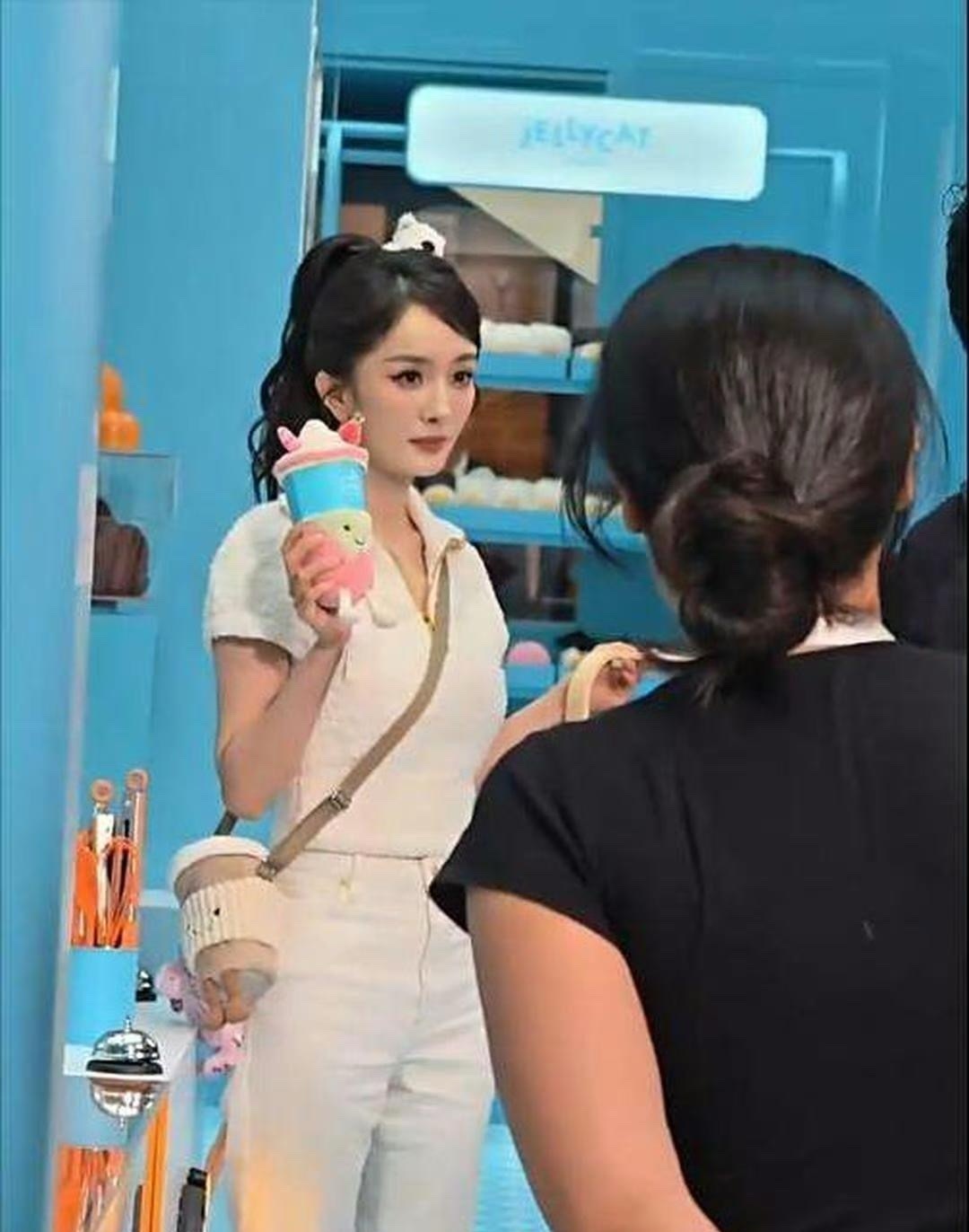 杨幂的身材，居然连这么普通的衣服都撑起来了