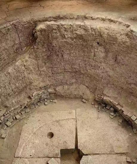 1986年，考古队在洛阳挖出一个直径近10米的深坑，正式揭开了武则天被大火烧掉的