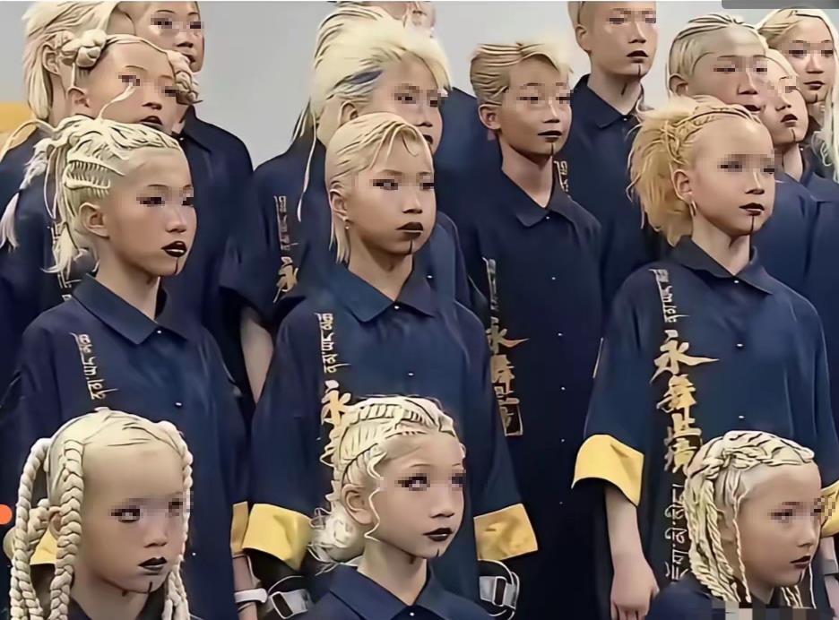 上海少儿街舞化妆吓人，六七岁的小孩，涂个黑嘴唇、画个裂口妆，再顶一头脏辫，不知道
