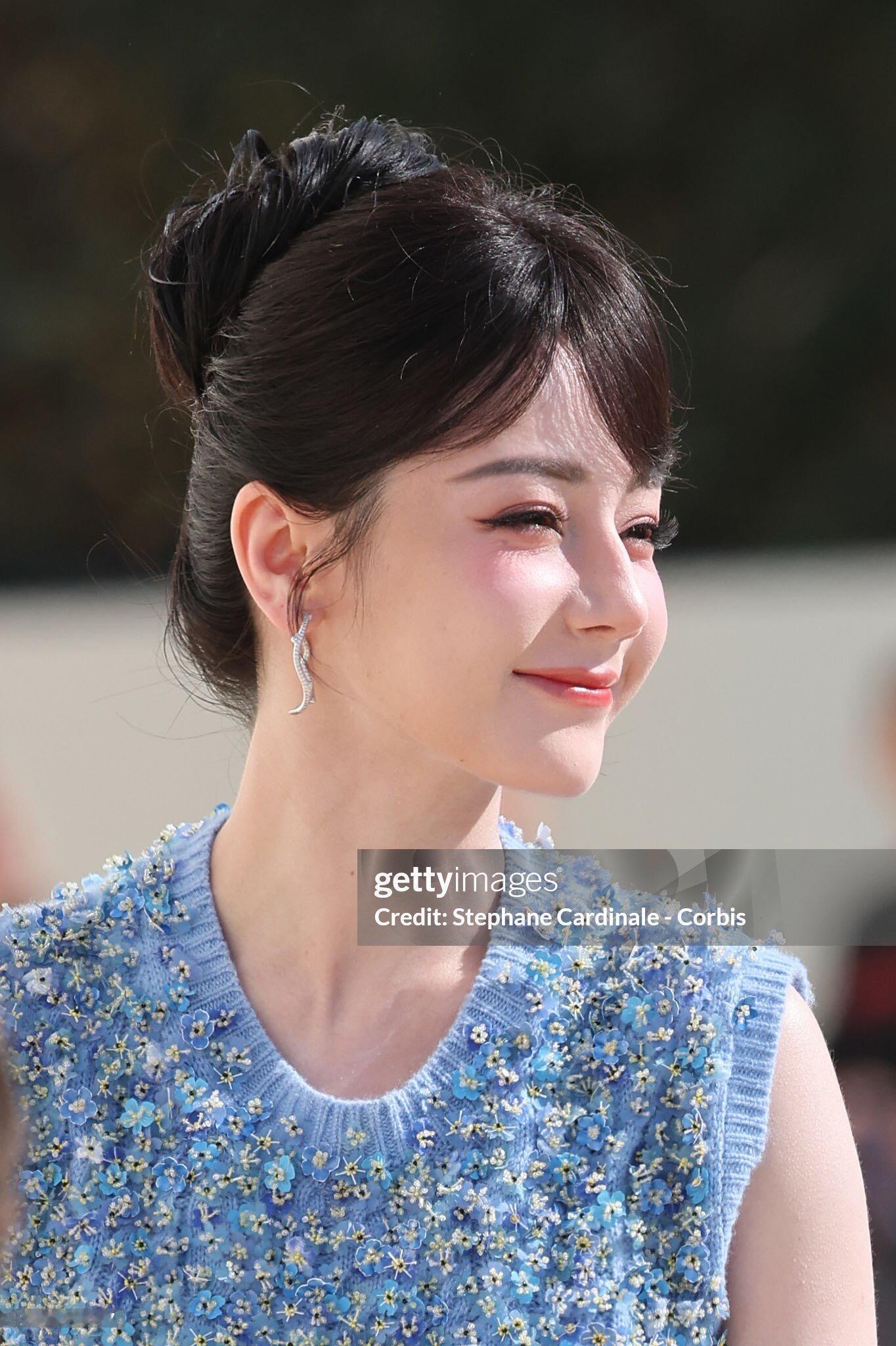 古力娜扎受邀出席TomFord巴黎时装周2026春夏大秀，一袭黑色拖尾裙搭配皮