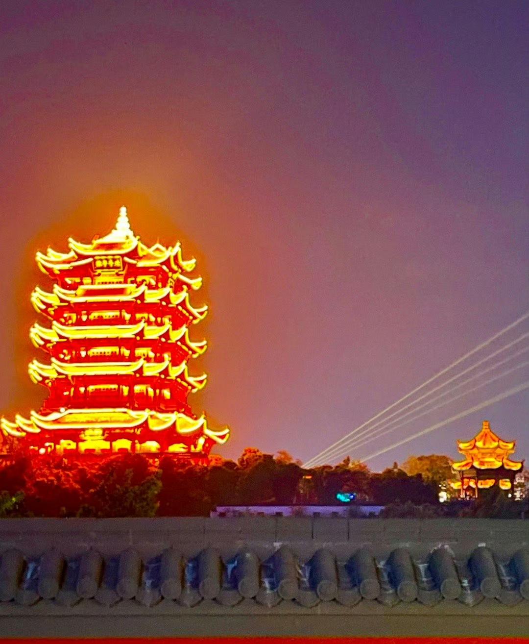 随着郑钦文取得好成绩，某退役的网球运动员又出来招摇过市了。该网球运动员，成绩是有