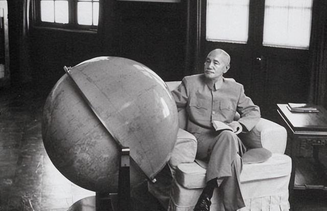 1947年，蒋介石召开军事会议，当所有人都到场以后，看到第一兵团司令官汤恩伯，竟