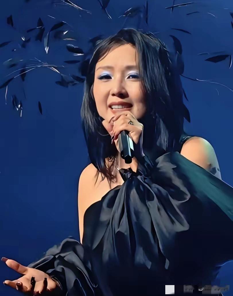 何洁，让人恍惚又唏嘘！何洁在演唱会上，服装一言难尽，腰腹的赘肉更真实，声音是