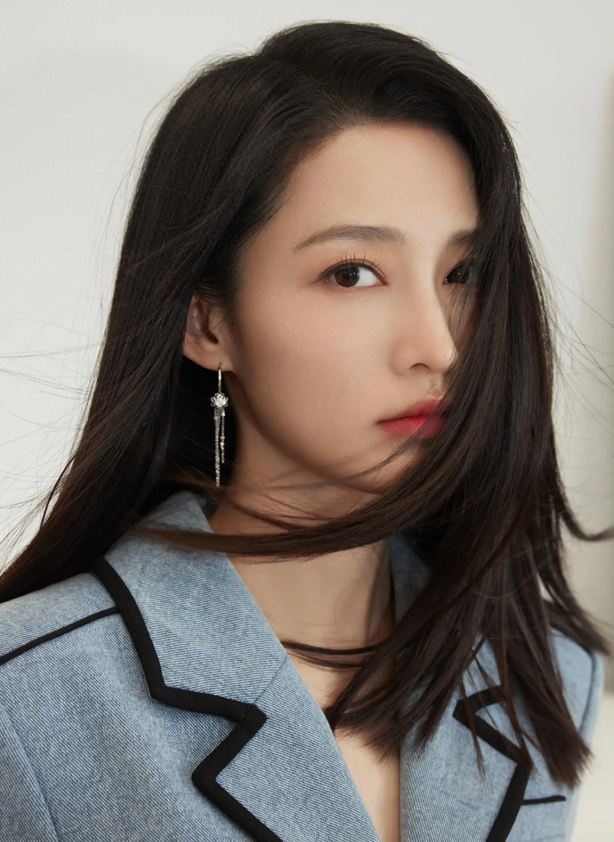 女明星李沁写真集：天生丽质、闭月羞花
