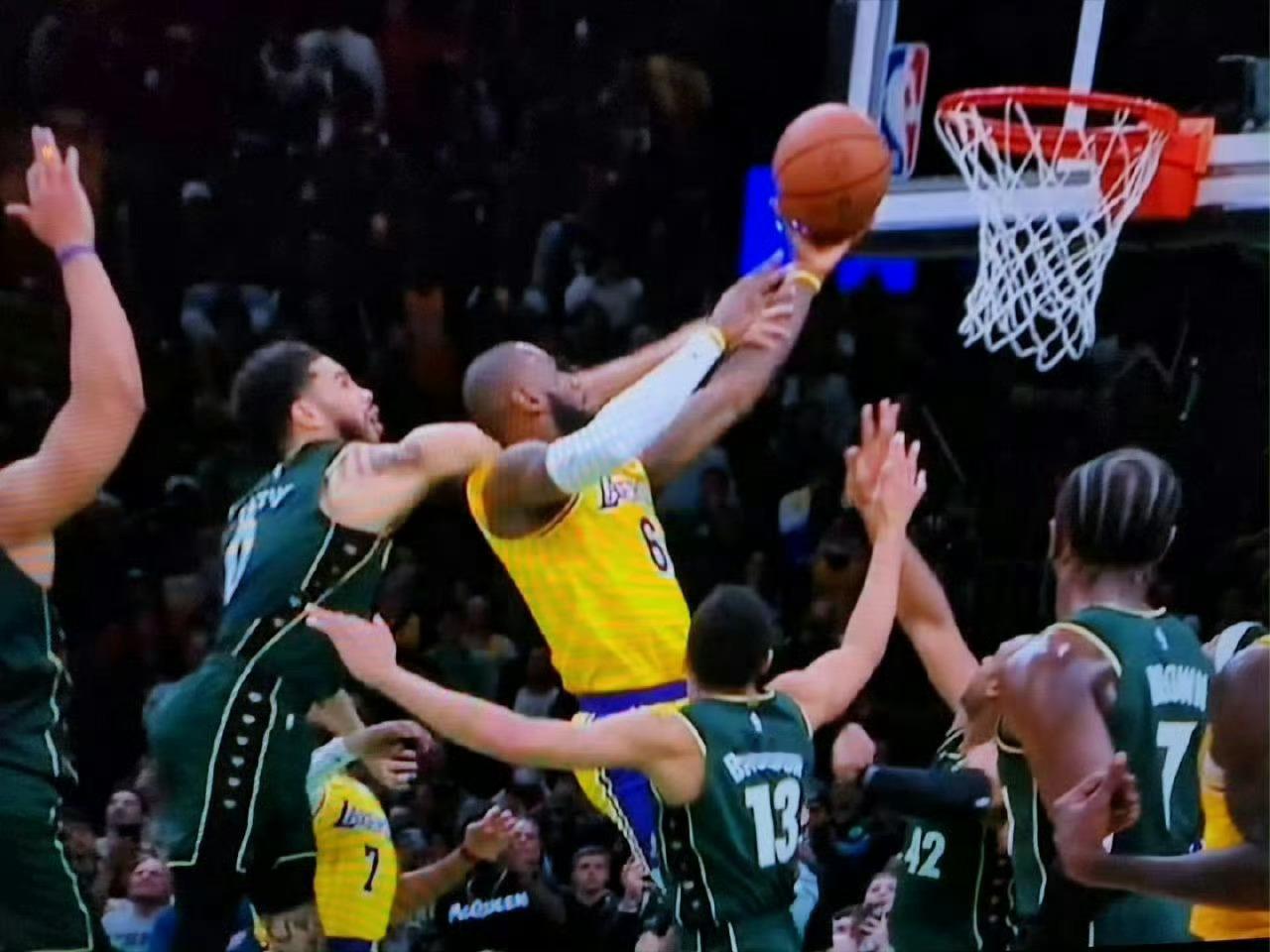 看看裁判对最后一攻的吹罚尺度：马刺vs湖人，最后时刻裁判压哨吹罚湖人犯规湖人vs