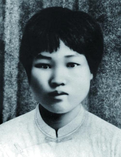 1982年，长沙板仓一座老宅翻修，工人从卧室后墙的砖缝里抠出一沓泛黄的纸。打开一