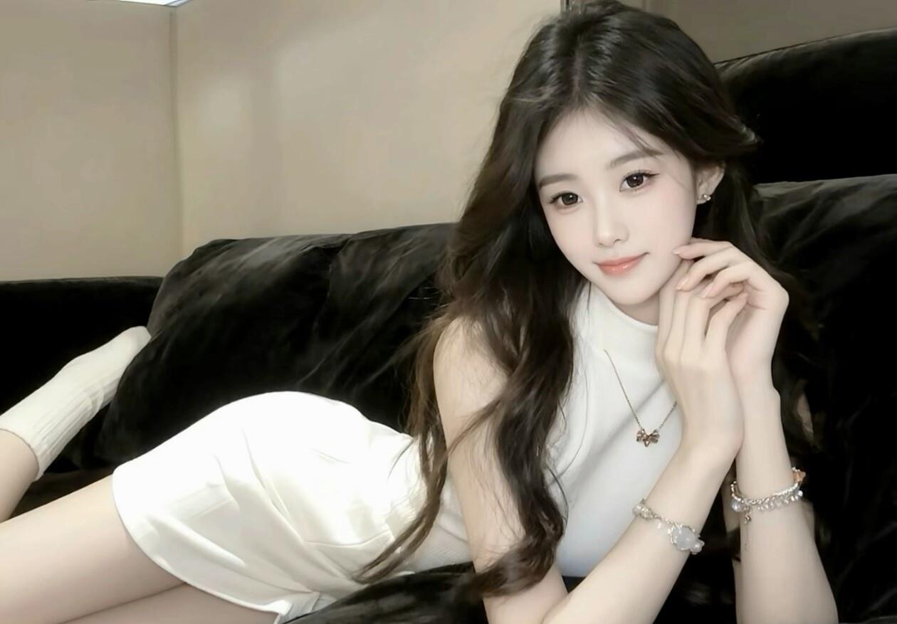 甜美少女心爆棚，温柔优雅，黑白配穿搭，尽显优雅气质。