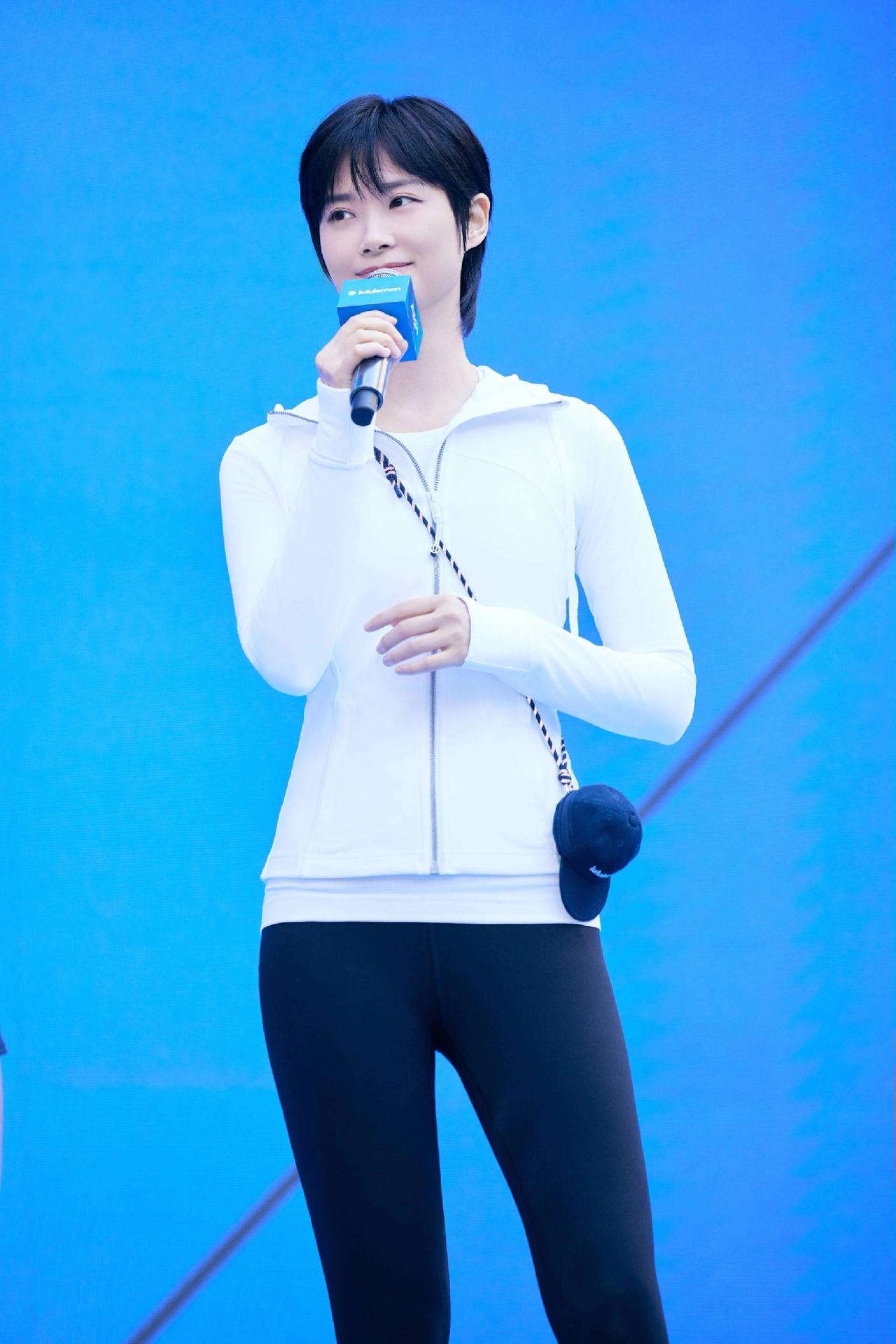 谁能想到，曾经中性风十足的李宇春，如今女人味能这么惊艳！20多年前超女舞台上，