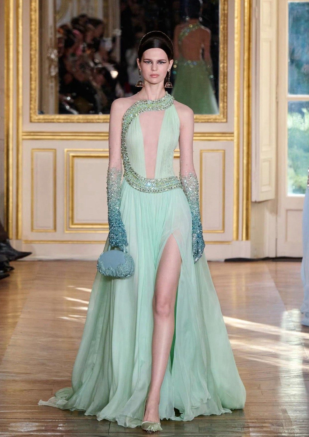 章若楠真是内娱一股清流，终于见着女星穿礼服不改动领口了！