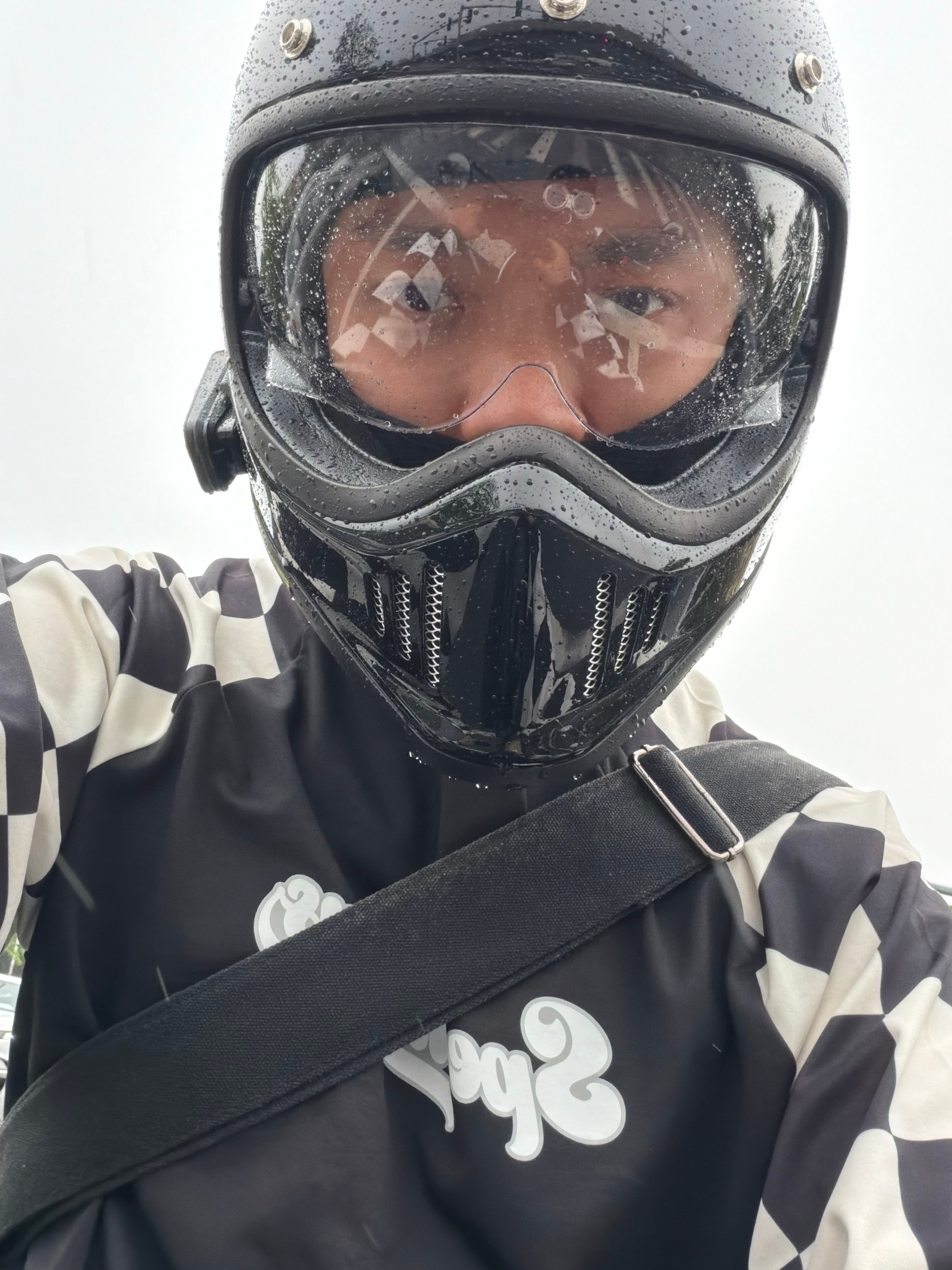 出门前觉得自己帅帅的，现在被淋成狗了。再也不耍酷了....